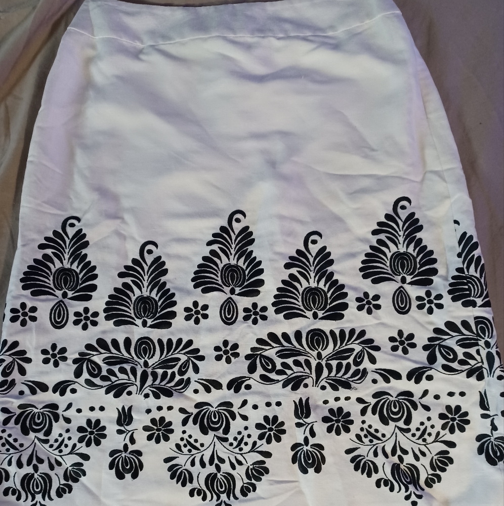 Loft womens size 0P white skirt with flocked black graphic